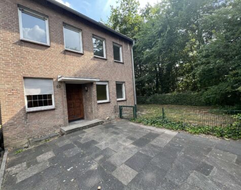 Neuss-Stadionviertel: -GELEGENHEIT- Reihenendhaus, Garage, großes Grundstück- sanierungsbedürftig!!, 41464 Neuss, Reihenendhaus