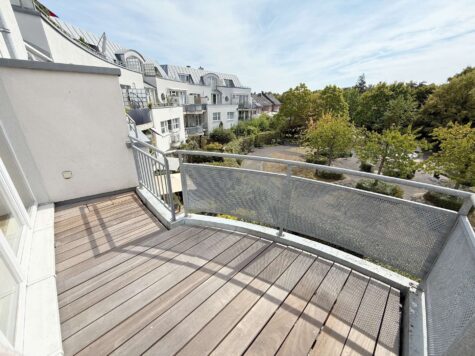 Neuss-Stadionviertel: Helle 3-Zimmerwohnung mit Sonnenbalkon, Gäste-WC und Tiefgaragenstellplatz, 41464 Neuss, Etagenwohnung