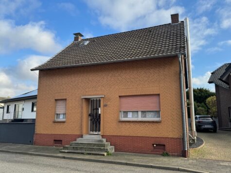 Gut aufgeteiltes Einfamilienhaus m. Stellplatz u. großem Garten, 41516 Grevenbroich, Einfamilienhaus