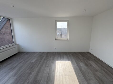 Neu sanierte 3-Zi.-DG-Wohnung m. Balkon in Rheinnähe, 41541 Dormagen, Dachgeschosswohnung