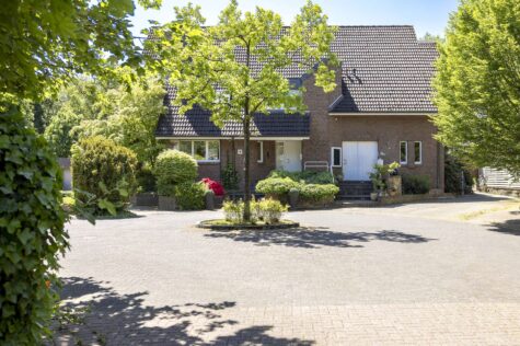 Villenanwesen mit Einliegerwohnung und Bürofläche in ruhiger Toplage des Neusser Norden, 41462 Neuss, Zweifamilienhaus