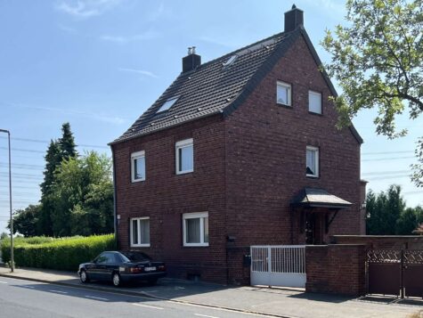 Großzügiges Einfamilienhaus, -sanierungsbedürftig-,mit benachbartem Baugrundstück, 41472 Neuss, Einfamilienhaus