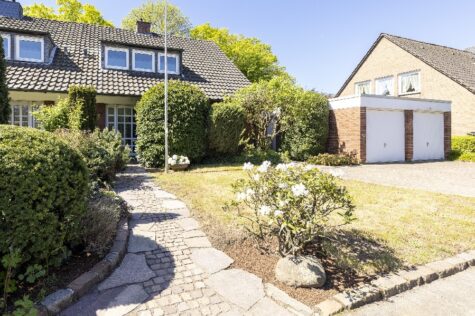 Neuss-Gnadental – Einfamilienhaus mit großem Garten und 2 Garagen! Provisionsfrei!, 41468 Neuss, Doppelhaushälfte