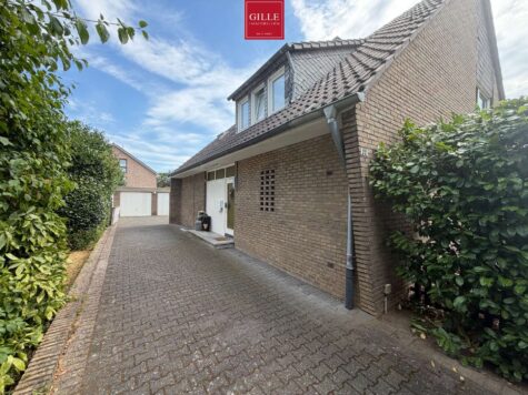 Viel Platz für neue Ideen – freistehendes Ein- oder Zweifamilienhaus mit Doppelgarage und Carport, 41470 Neuss, Zweifamilienhaus