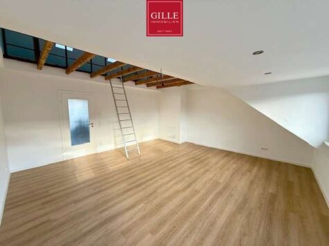 Im Herzen von Neuss: Helle und sanierte 3-Zimmerwohnung im Dachgeschoss mit Tageslichtduschbad, 41460 Neuss, Dachgeschosswohnung