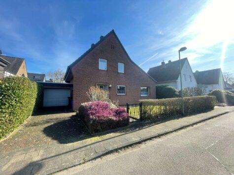 Freistehendes u. sanierungsbedürftiges Einfamilienhaus mit Garage auf Traumgrundstück in Neuss-Hoisten, 41469 Neuss, Einfamilienhaus