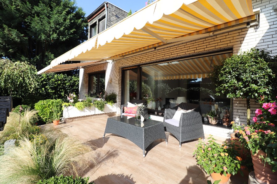 Kleinenbroich, Ein- bis Zweifamilienhaus mit schönem Garten, auch als Mehrgenerationenhaus geeignet! - Terrasse