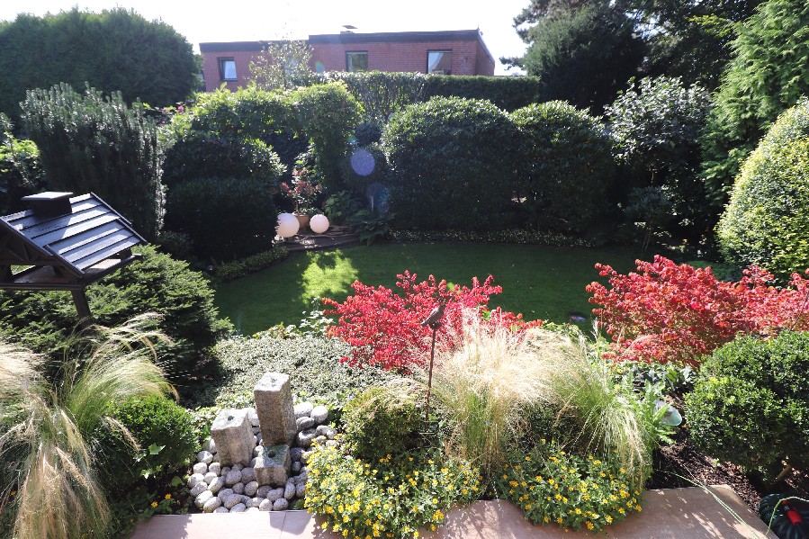Kleinenbroich, Ein- bis Zweifamilienhaus mit schönem Garten, auch als Mehrgenerationenhaus geeignet! - gepflegter Garten
