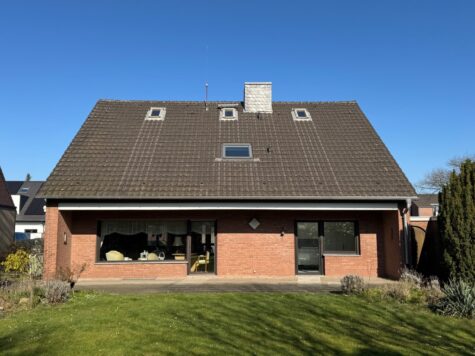 Solides freistehendes EFH mit zwei Garagen, 41464 Neuss, Einfamilienhaus