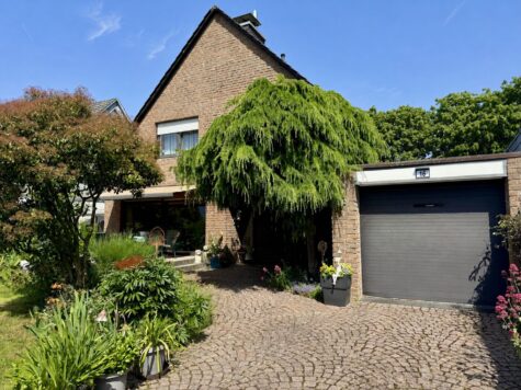 Einliegerwohnung im Dachgeschoss eines Einfamilienhauses in ruhiger Lage, 41464 Neuss, Dachgeschosswohnung