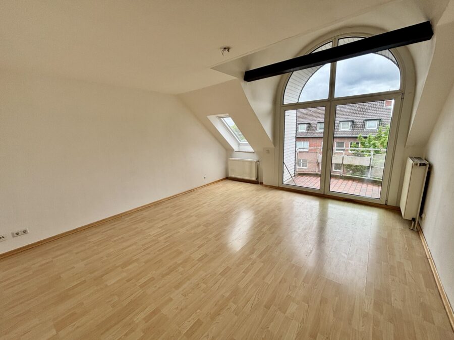 Helle Dachgeschosswohnung mit Loggia - Photo 2
