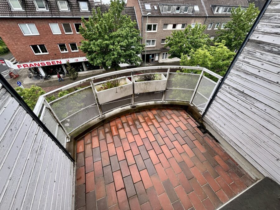 Helle Dachgeschosswohnung mit Loggia - Photo 5