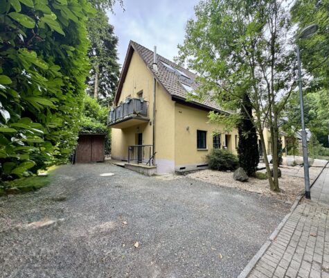 Großzügige Erdgeschosswohnung mit vielseitigem Untergeschoss und geschütztem Gartenbereich, 41462 Neuss, Maisonettewohnung