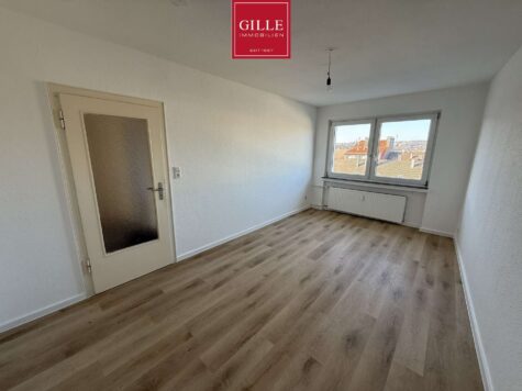 Modernisierte und helle 3-Zimmerwohnung mit Balkon, Wannenbad und Garage in Wuppertal-Elberfeld, 42119 Wuppertal, Etagenwohnung