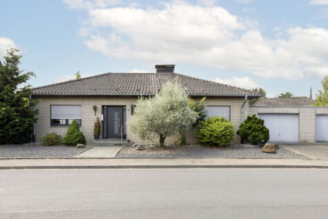 Bungalow mit Doppelgarage und großem Grundstück in Rosellerheide, 41470 Neuss, Bungalow