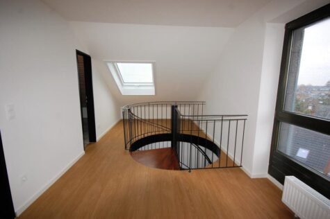 Top Kapitalanlage: Hochwertige Maisonette-Wohnung m. Balkon, 47839 Krefeld, Dachgeschosswohnung