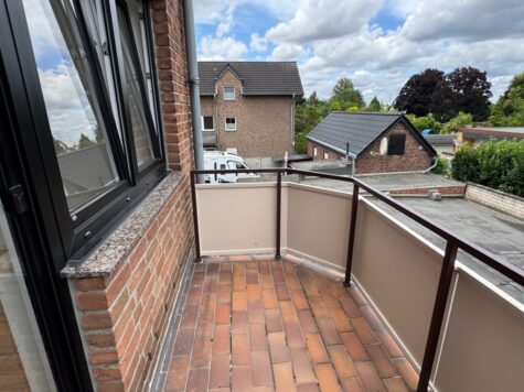 Neu saniert! Neues Bad u. 2 Balkone. In Rheinnähe, 41541 Dormagen, Dachgeschosswohnung