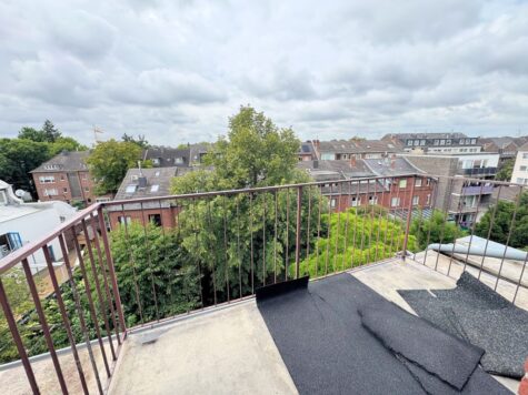 Helle 2-Zi.-DG-Whg. mit Balkon, 41460 Neuss, Etagenwohnung