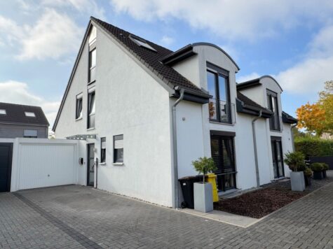 Lichtdurchflutete u. moderne DHH m. Garage u. Stellplatz, 40668 Meerbusch, Einfamilienhaus