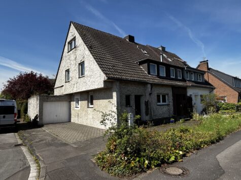 Modernisierungsbedürftige Doppelhaushälfte in absoluter Top-Lage von Neuss, 41464 Neuss, Doppelhaushälfte