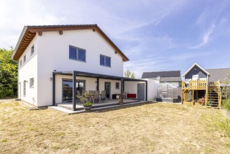 Neuss-Holzheim: Freistehendes Neubau-1-Familienhaus, 5 Schlafzi. überdachte Terrasse, Wärmepumpe, 41472 Neuss, Einfamilienhaus