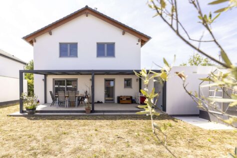 Neuss-Holzheim: Freistehendes Neubau-1-Familienhaus, 5 Schlafzi. überdachte Terrasse, Wärmepumpe, 41472 Neuss, Einfamilienhaus