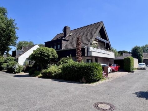 Gepflegtes Zweifamilienhaus mit zwei Garagen in Vorst, 41564 Kaarst, Mehrfamilienhaus