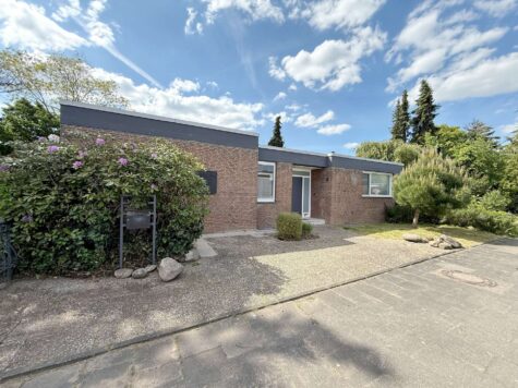 Neuss-Selikum: Moderner Bungalow mit Kamin, 3 Bädern, tollem Garten, 2 Garagen u. 113 m² Nutzfläche, 41466 Neuss, Bungalow